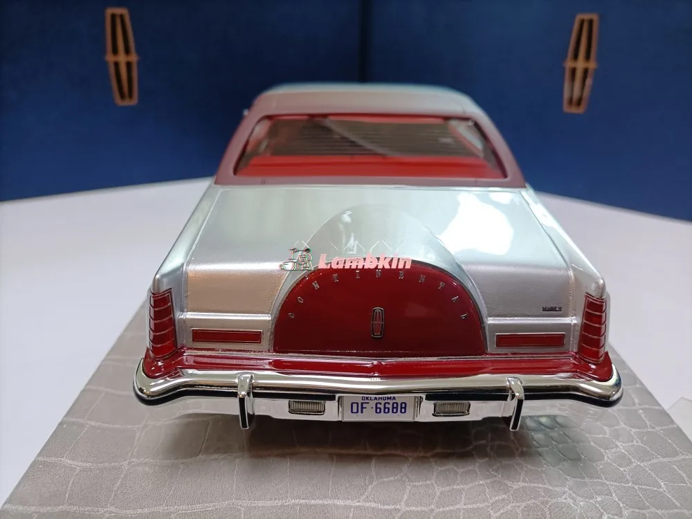 AMC 1:18 For Lincoln Continental Mark V Red and Silver Special Edition Limousine Model Collectible Ornament Gift Miniature