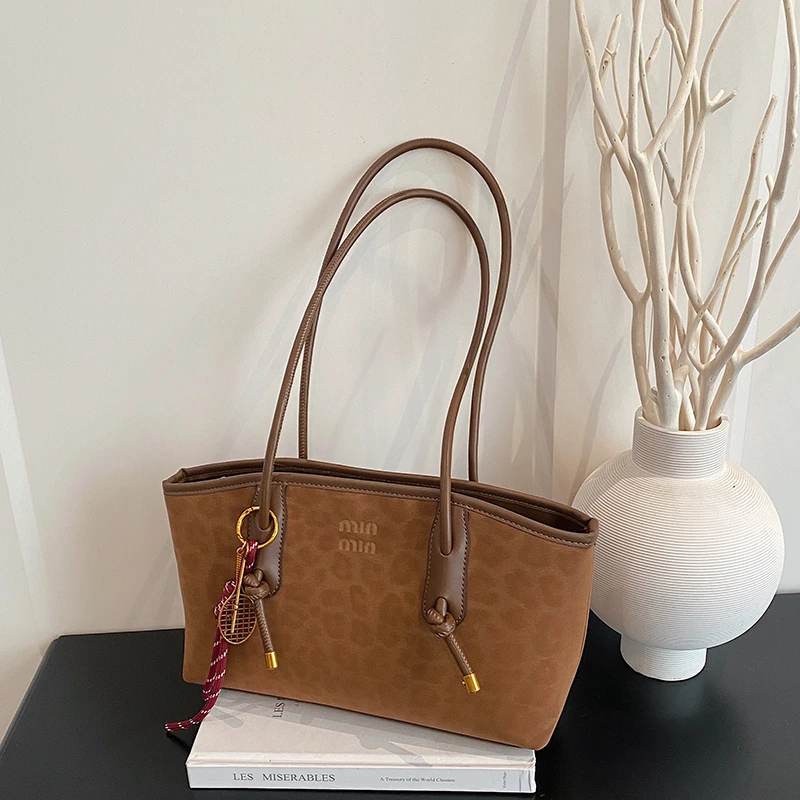 

Spacious Tote Bag for Women in Genuine Leather Luxury Brand Quality Famous Designer Collaboration Elegant Accessory