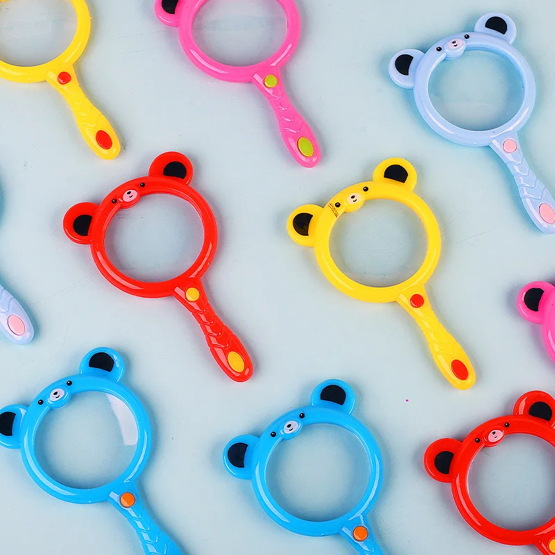 

Просвещение мультяшный медведь вмещает увеличительное стекло для животных в научной лаборатории с защитой от падения