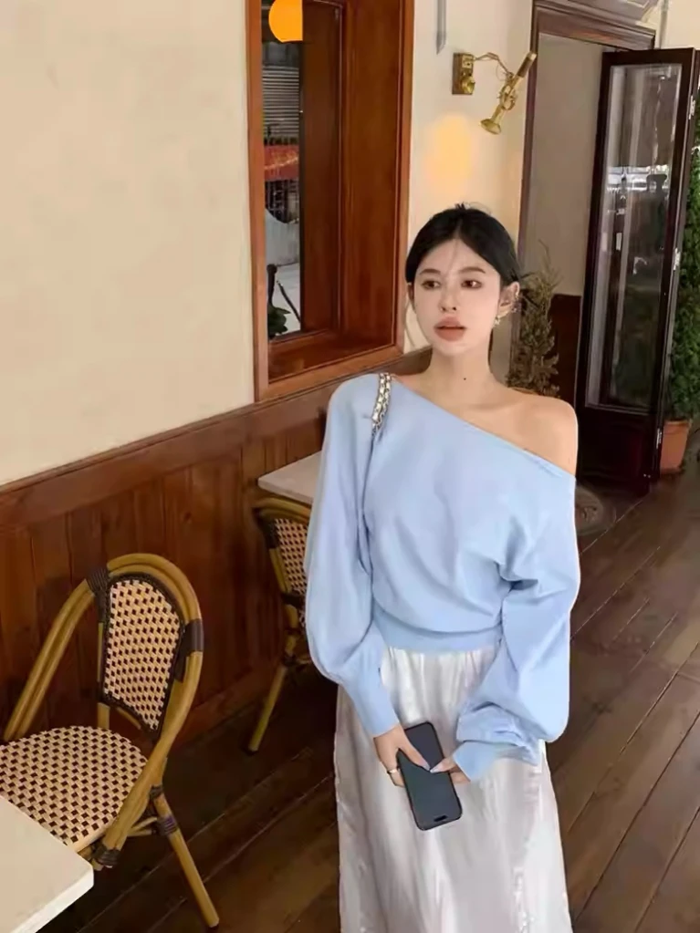 سترة نسائية زرقاء فاتحة محبوكة بأكمام طويلة وكتف واحد، تصميم رقيق وأنيق، موديل خريفي جديد للارتداء في الداخل والخارج