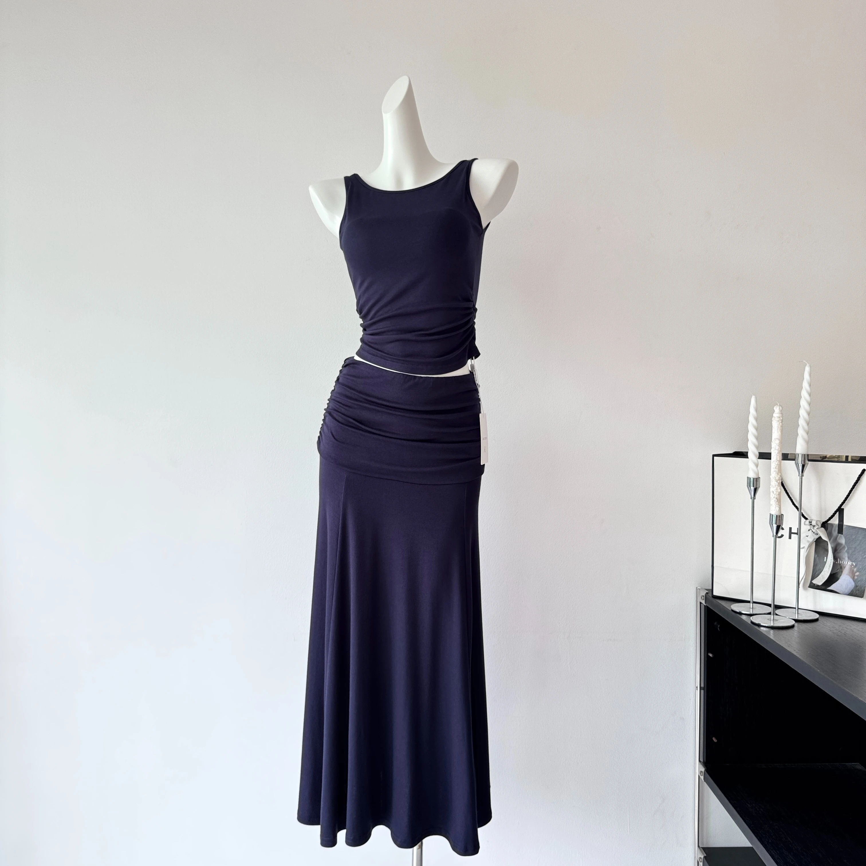 Image of Damen Sommer Casual Zweiteiler-Set: Ärmelloses Slim-Fit Tanktop mit O-Ausschnitt + Langer Rock mit Plissee-Taille