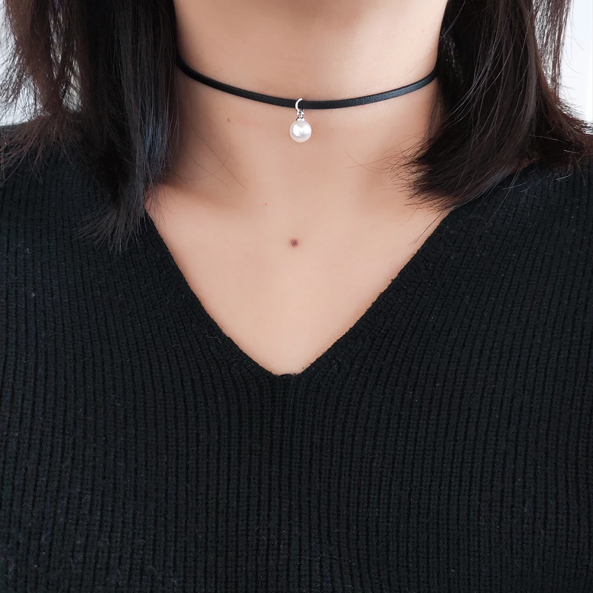 Sweet and cute simple everything artificial pearl pendant black PU leather choker collar neck with choker necklace women