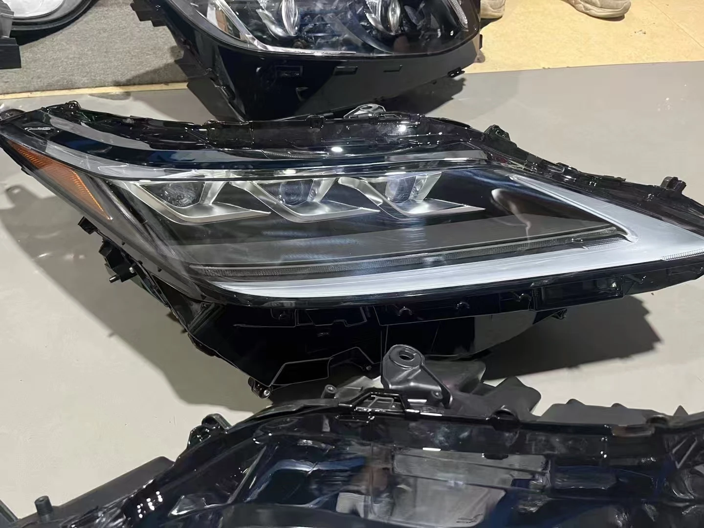 Original Disassembly High-End Headlights for Lexus RX and UX 24V 6000K Color Temperature Three-Eye and Front Bumper Grille
