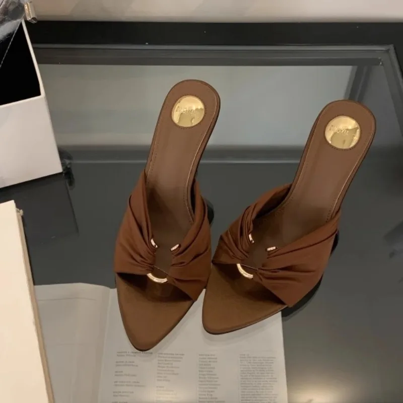 

Летние модные современные шлепанцы на высоком каблуке с острым носком, плиссированные женские туфли на шпильке, пикантные вечерние женские туфли-лодочки, новые