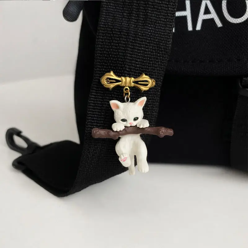 Cute Japanese Hugging Branch Kitten Cartoon Brooch Three-dimensional Brooches Badge for Women Clothes Bag Decoration