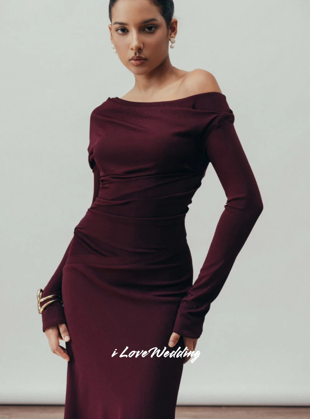 فستان سهرة عنابي مكشوف الأكتاف 2025 من الساتان بأكمام طويلة على شكل حرف a بطول الشاي للحفلات الراقصة مطوي فساتين حفلات الزفاف حسب الطلب