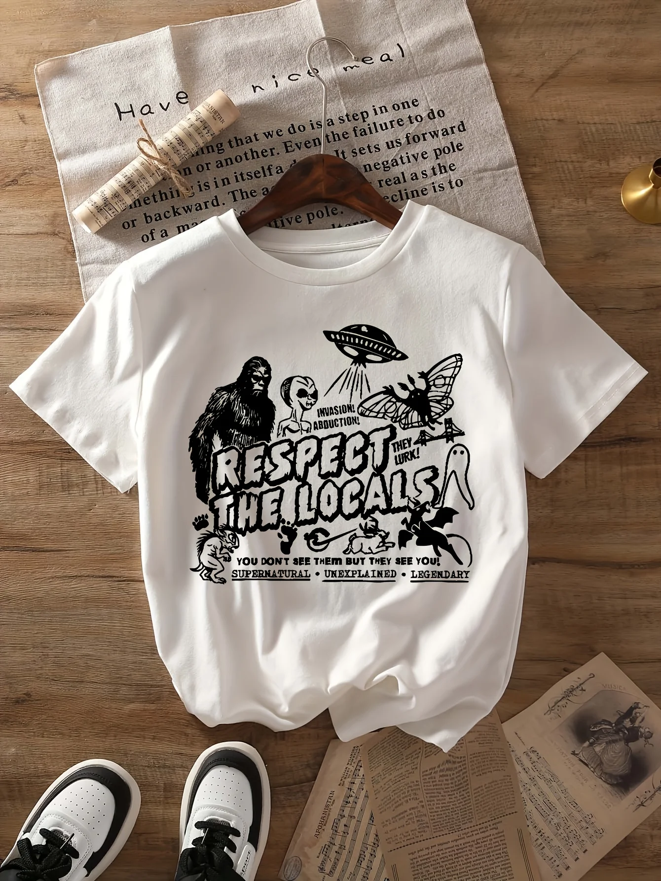 

Женская футболка с рисунком Bigfoot — юмористический принт «Respect The Locals» с НЛО, Aliens & Cryptids — белый экипаж с короткими рукавами