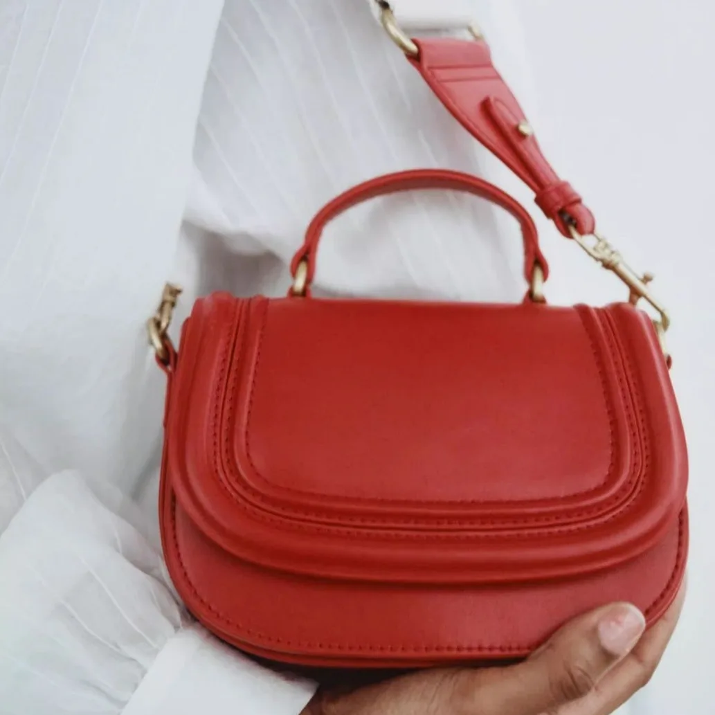 2025年 ミニサドルバッグ レディース、フラップ付き小型クロスボディバッグ、ファッショナブルなショルダー＆ハンドバッグ、トレンドアクセサリー