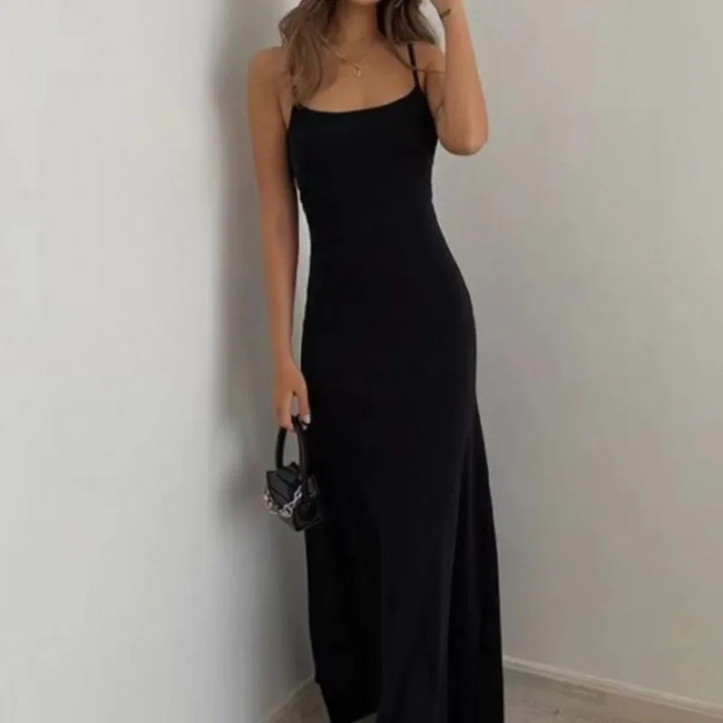 ชุดเดรสสั้นรัดรูปทรงบอดี้คอนแบบเปิดหลัง สไตล์หวานซ่อนเปรี้ยว สายเดี่ยวบาง  สำหรับงานปาร์ตี้หรือคลับ  ปี 2025