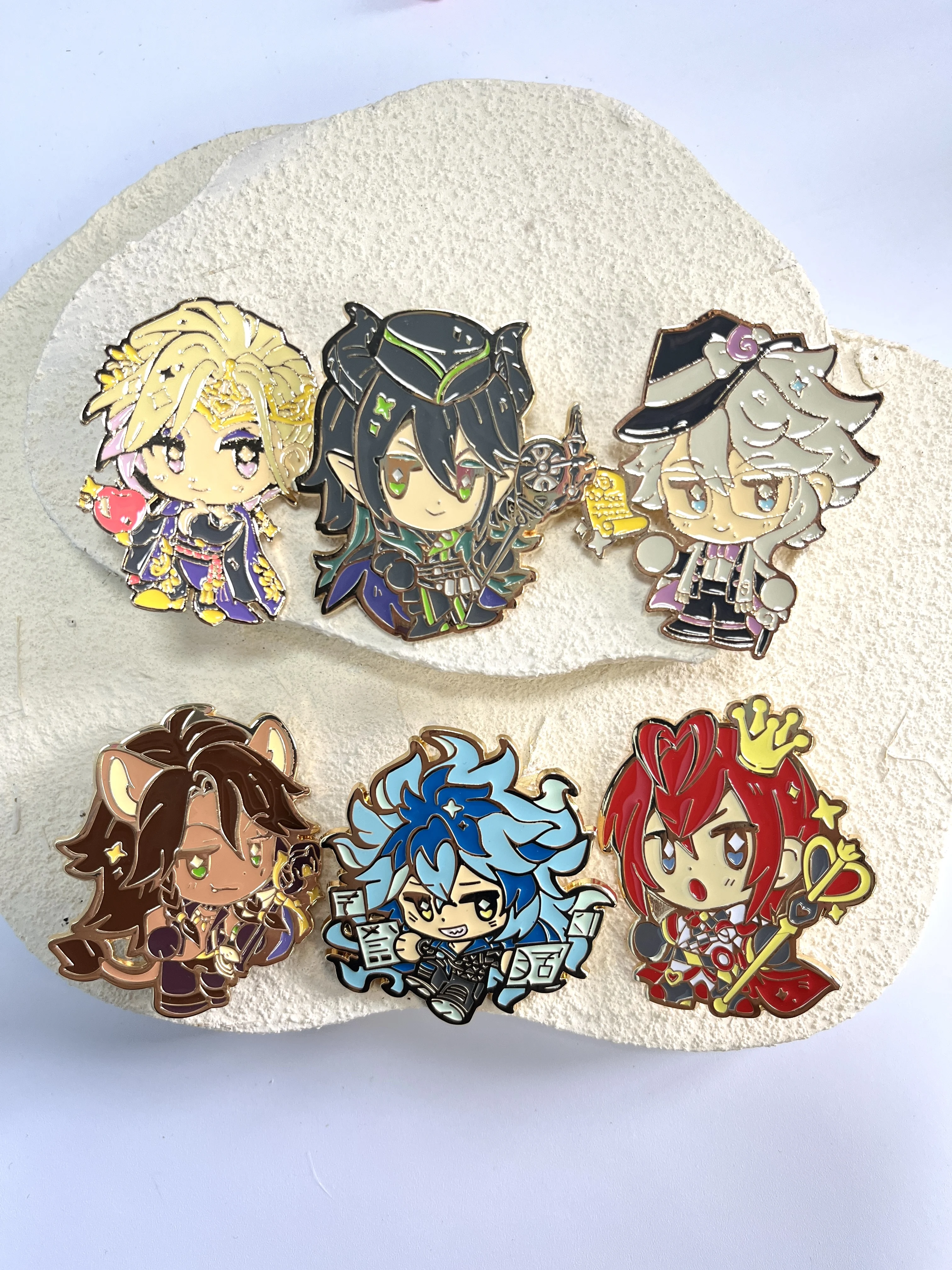 Juego de pines esmaltados Twisted Wonderland Chibi, regalo coleccionable de primera calidad para entusiastas del anime y Otaku, perfecto para fanáticos