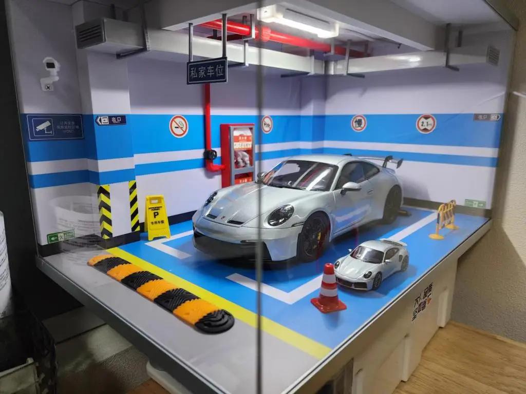 Display della scena spaziale del parcheggio del garage sotterraneo delle parti dell'automobile del modello in lega 1:18