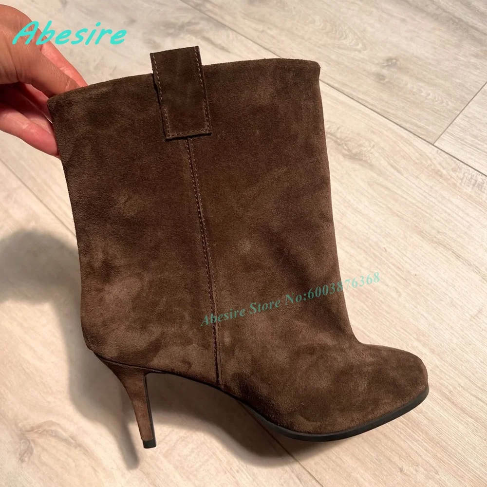 Braune Wildleder-Slip-On-Stiefeletten mit runder Zehenpartie, dünnen Absätzen, elegante Damenstiefel, Retro-Winterstiefel für den Alltag, Büro und Mode.