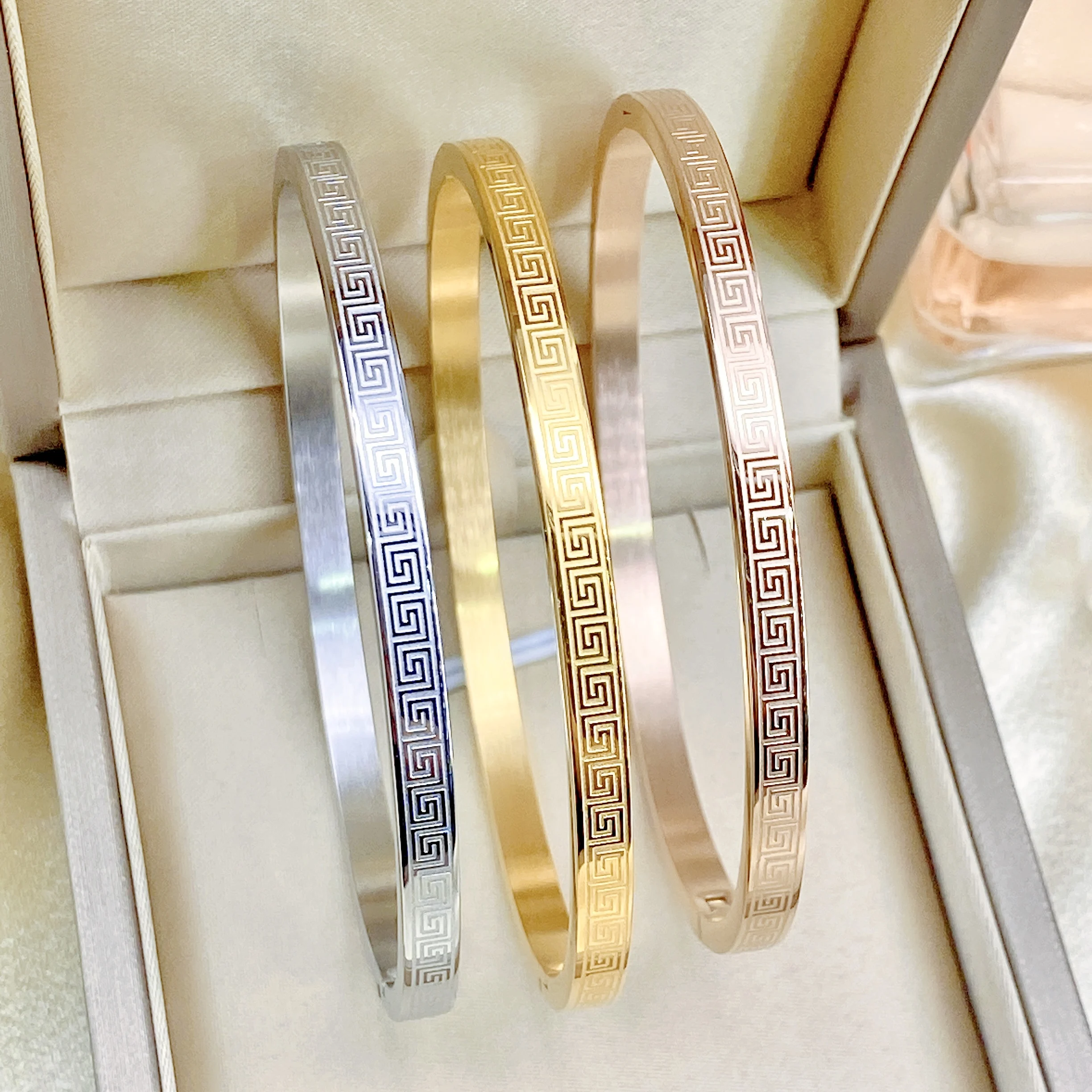 Stainless Steel fashion couple bracelet Classic fashion Maze Print women\'s jewelry anniversary Gift Multi-size