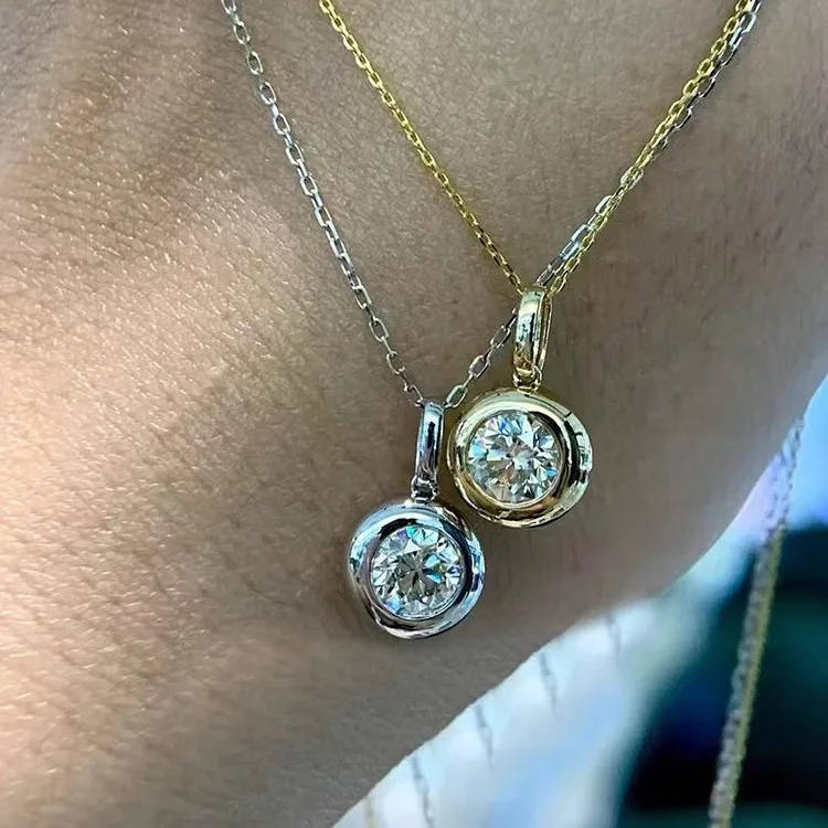 

Simple 1CT Round Bezel Setting Moissanite Pendant Necklace For Women 925 Silver Plated With Clavicle Bubble Chain Jewelry