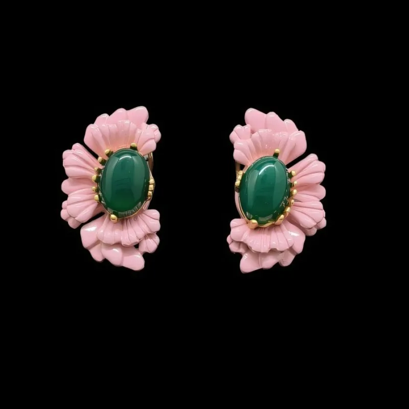 

Bohemia Style Middle Vintage Retro Gentle Brass Old Pink Enamel Peony Flower Inlaid with Green Agate Stud Earrings for Women