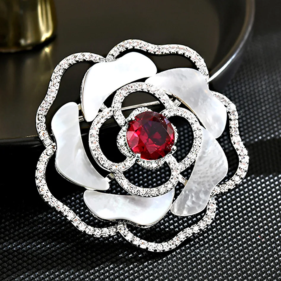 

Новая изысканная модная брошь с микроинкрустацией цирконом из натурального перламутра, роза, элитная дизайнерская брошь, аксессуар для одежды, булавка