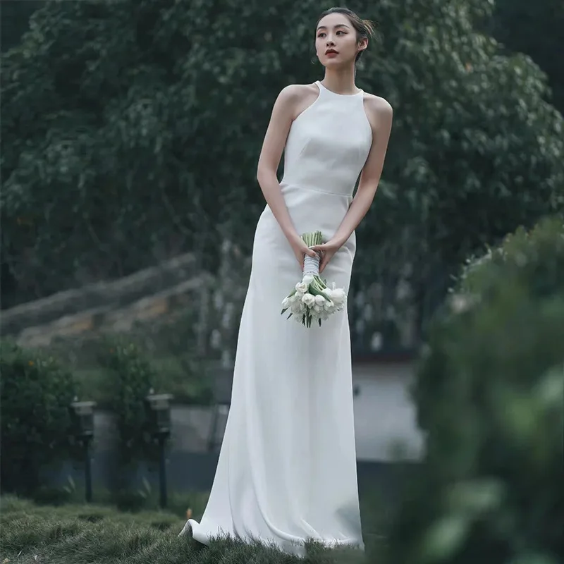 Vestido De novia De satén blanco sin mangas con cuello Halter, traje De tren pequeño, Simple y elegante, a la moda, novedad De 2023