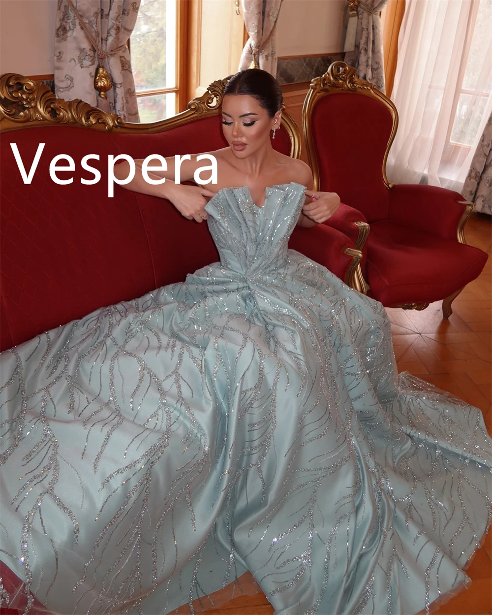 Maßgeschneiderte elegante Promi-Kleider aus Satin, bezaubernde trägerlose, ärmellose Abendkleider, exquisite Kleider für besondere Anlässe