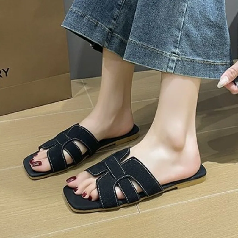 

Ladies' Fashionable Casual Flat Sandals, Versatile Outdoor Wear, Flat Slippers for Wearing Outside