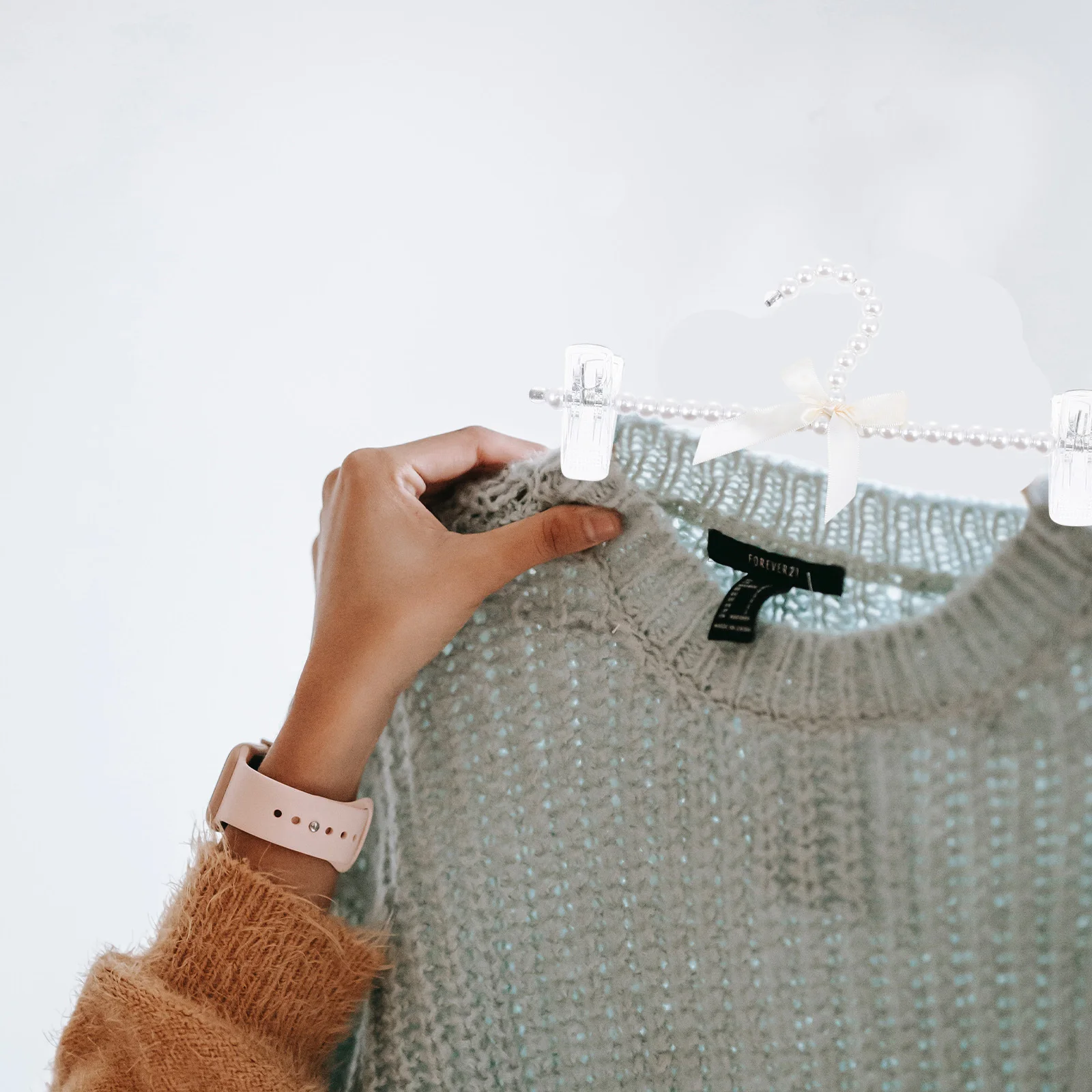 

2Pcs Creative Pearl Bowknot Clothing Hangers Strong Bearing Capacity Non-Slip Decorative Hangers for Home Shop Wardrobe