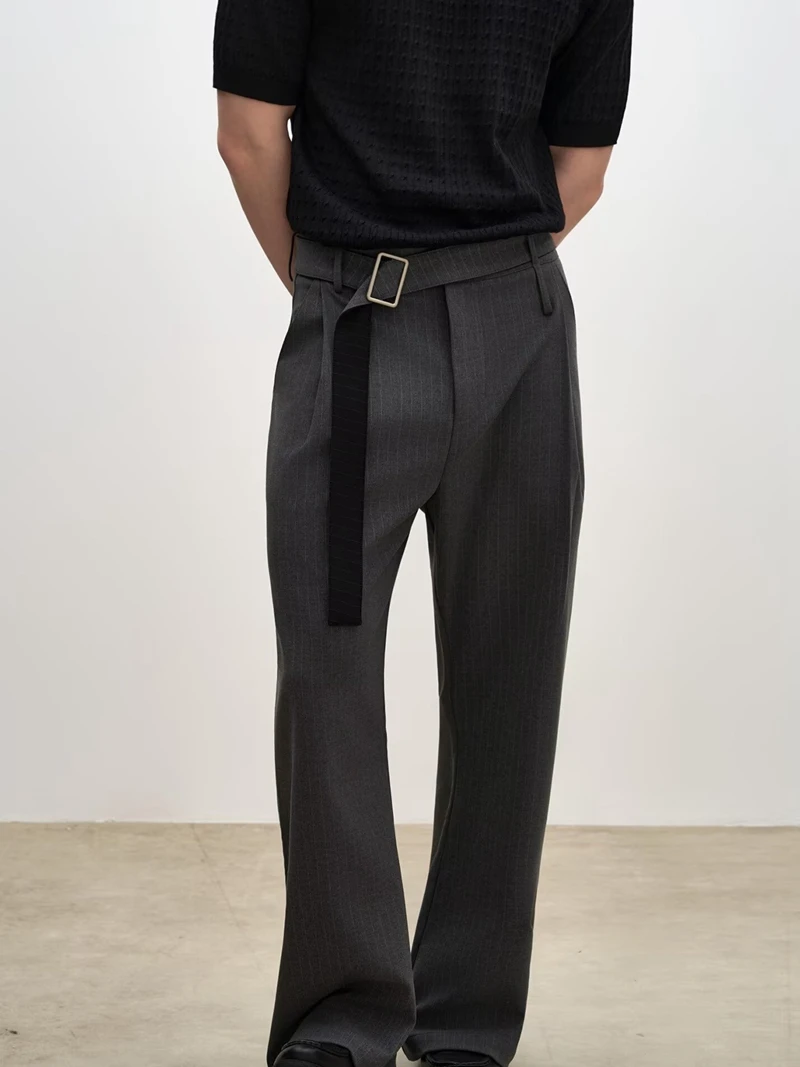 Herren Graue Hose mit Vertikalen Streifen Gerade Geschnittene Anzughose mit Gürtel Relaxed Fit Plissierte High-Street-Hose Lässige Mode Anzughose – Detail 3