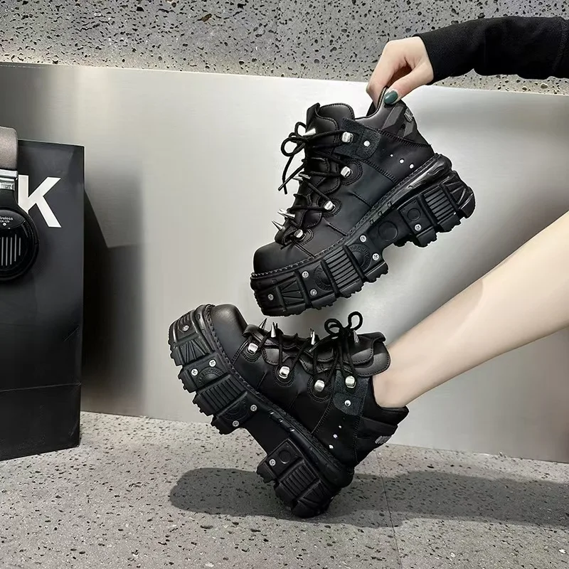 

Роскошные женские байкерские ботинки в стиле панк с тяжелыми металлическими заклепками, новые темные готические ботинки для пар на шнуровке в стиле рок, супер высокое качество 2026