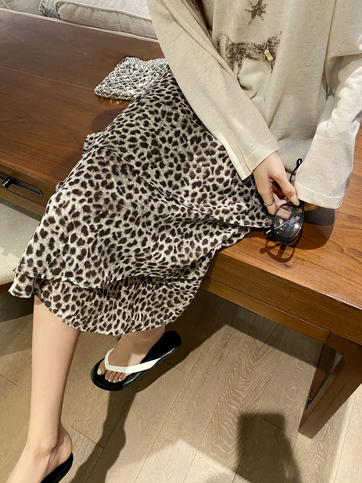 

FEELROOM Женская асимметричная шифоновая юбка А-силуэта с леопардовым принтом, модная юбка миди с высокой талией и разрезом по низу