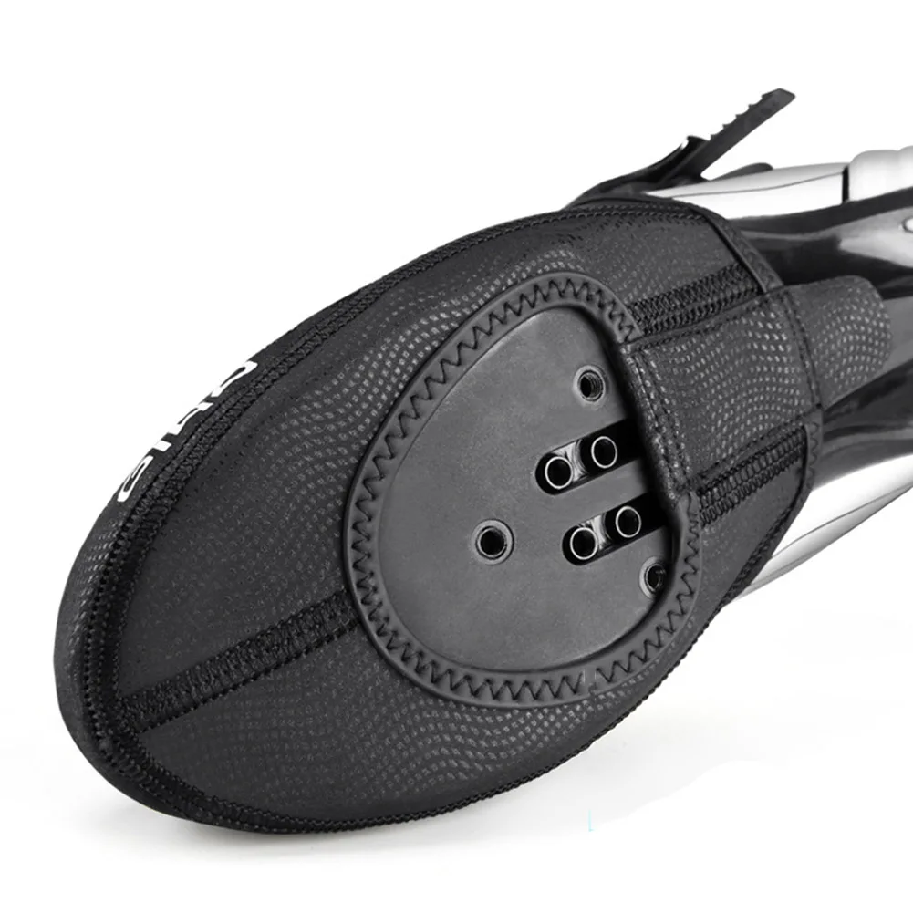 

Черные бахилы для велосипедной обуви. Чехлы для велосипедной обуви. Защита велосипедной обуви. Черные бахилы для велосипедной обуви. Устойчивость к истиранию. Легко затягивается.