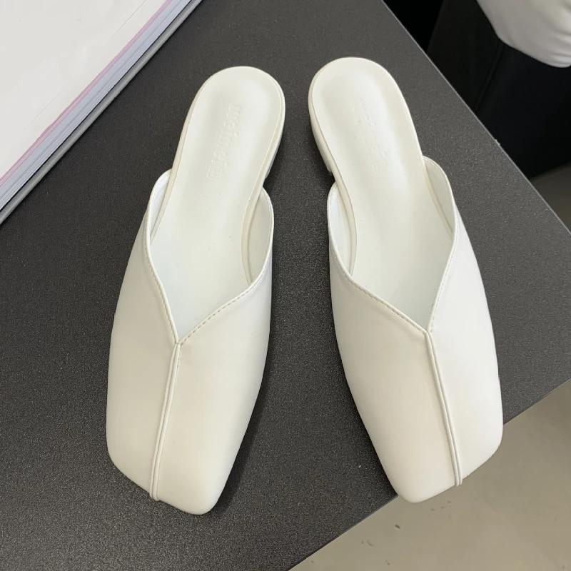 

Летние модные тапочки на плоской подошве из мягкой кожи с квадратным носком, женские повседневные удобные нескользящие пляжные сандалии, элегантные лаконичные женские шлепанцы