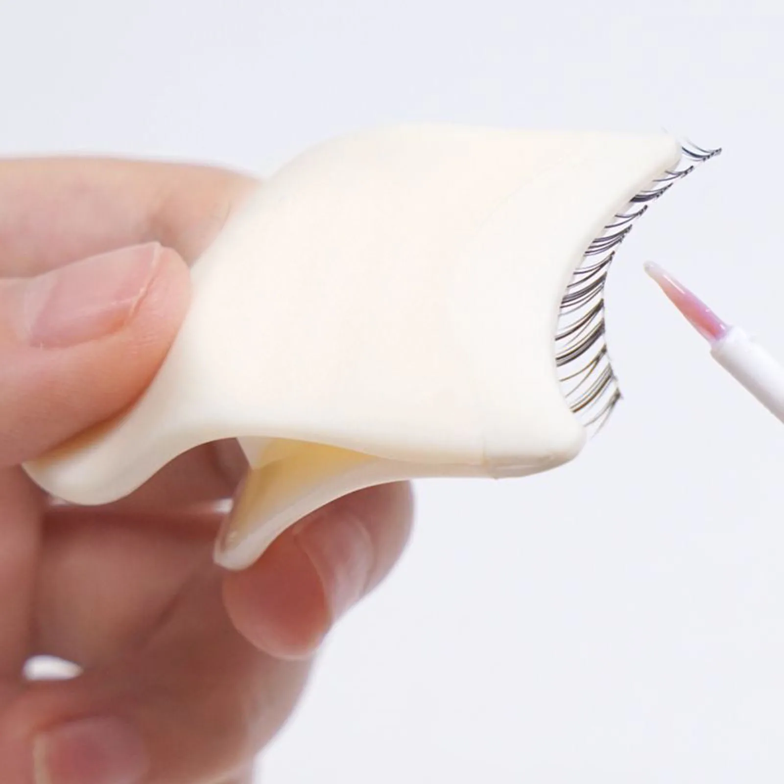 Eyelash Application Clip Portable Assistant Tool for Easy False Lash Installation Compact Plastic Design for Women Beginners