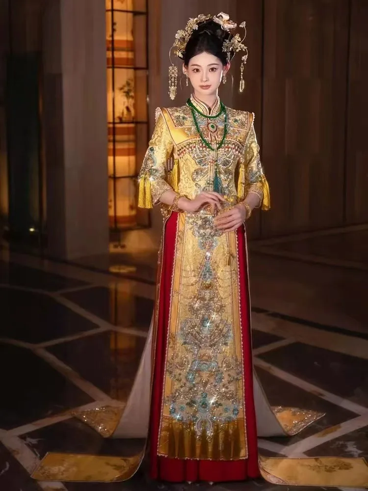 A new Chinese-style heavy industry bride's wedding dress with golden tail gown toasting and dragon phoenix