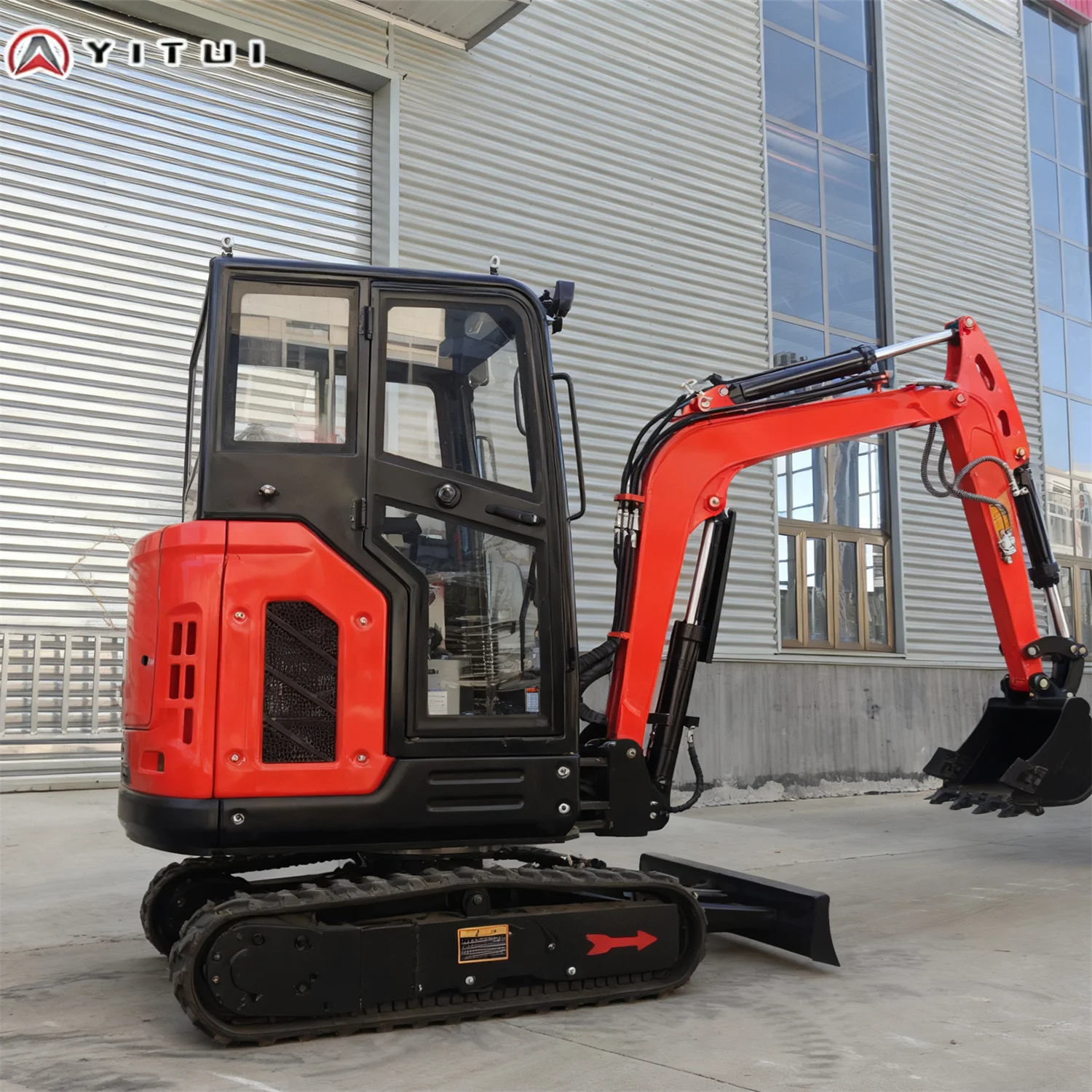 Прямая продажа с фабрики, 2,5 тонны, большой рычаг, боковой поворотный мини-экскаватор, евро 5, стандартный мини-экскаватор с кабиной и кондиционером, индивидуальный заказ