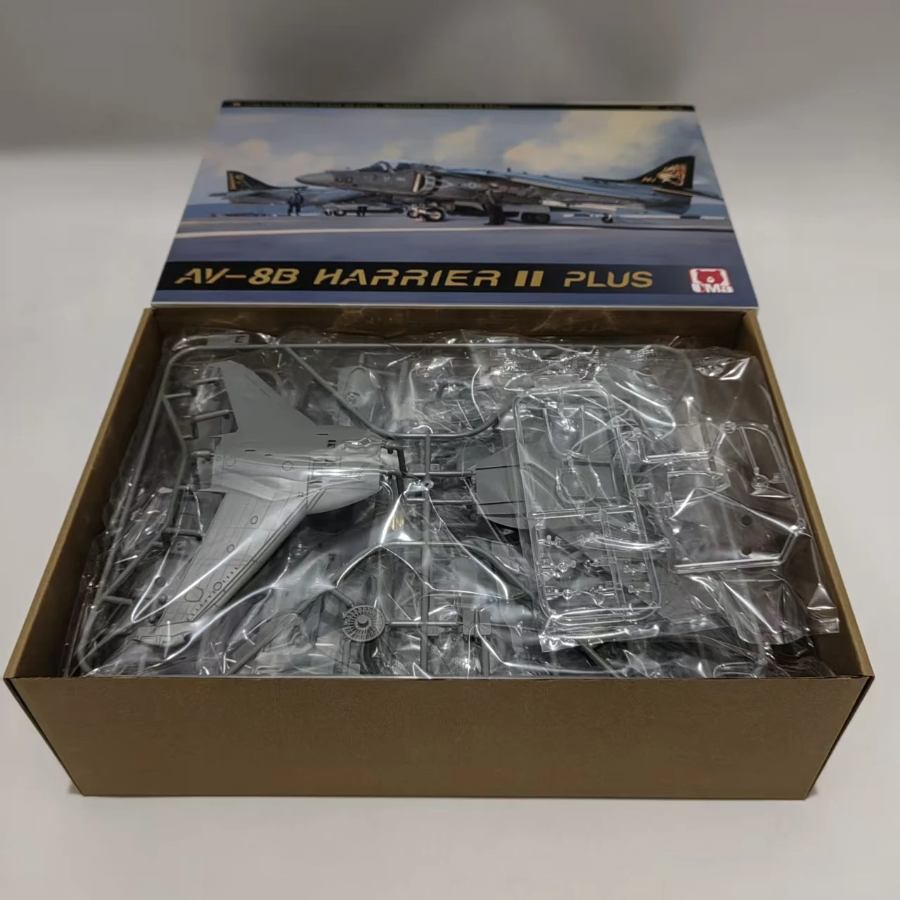 uma-1-48-av-8b-harrier-ii-plus-tiger-camouflage-d1003-attack-aircraft-assembly-model-kit