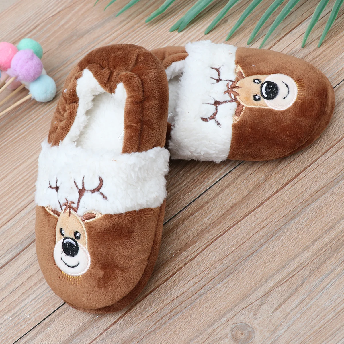 

1Pair Kids Winter Warm Slippers Premium Material Non-Slip Christmas Elements Design Suitable for Indoor Outdoor 17.5cm Brown