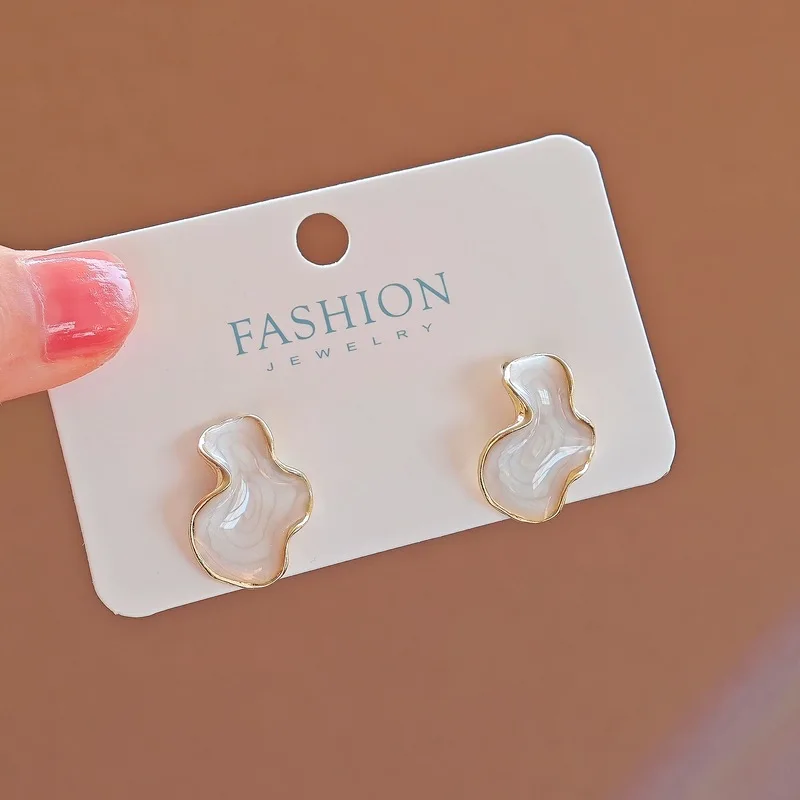 Женские-серьги-гвоздики-с-белой-эмалью-и-маслом-неправильной-формы-модные-металлические-геометрические-серьги-простые-абстрактные-украшения-для-ушей-подарок-на-фестиваль