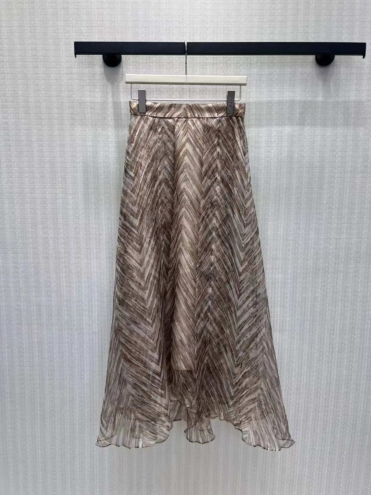 Retro gradient herringbone pattern silk half-length dress with high waist and irregular wave frilled hem, flowing large skirt