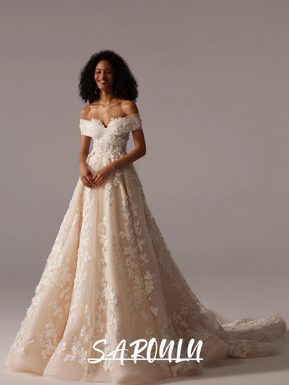 

Romantic Appliques Wedding Dress With Champagne Lining Graceful Charming Sweetheart Neck Long Customized Button Back Bridal Gown