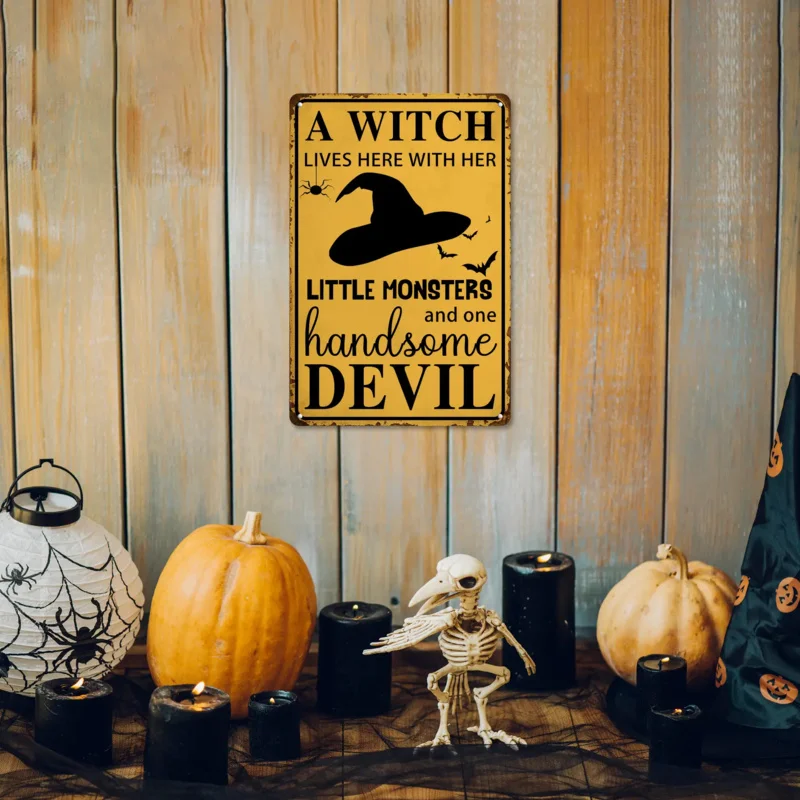 يعيش هنا ساحرة فتحة مع وحوشها الصغيرة والشيطان الوسيم - لافتة القصدير الريفية للهالوين - ديكورات الحائط #5