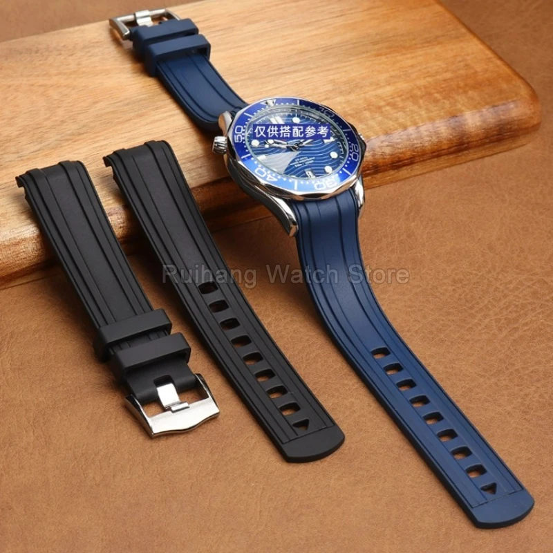 سوار من السيليكون بواجهة منحنية 20 مشبك خاص باللون الأسود والأزرق لساعة أوميغا ساماستر قابلة للتنفس ومقاومة للعرق وناعمة الملمس