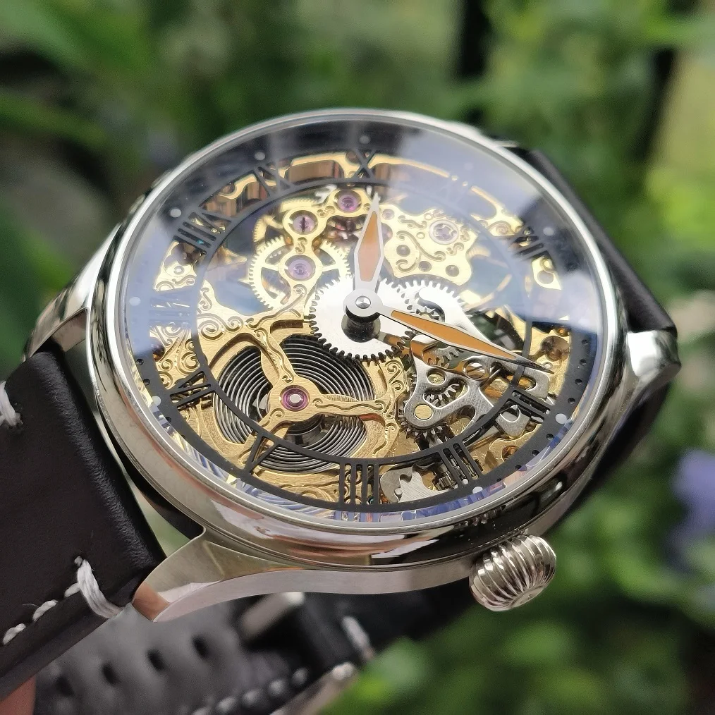 Orologio da uomo meccanico a vento da 44mm movimento cavo dorato quadrante cavo nero cristallo zaffiro a mano arancione