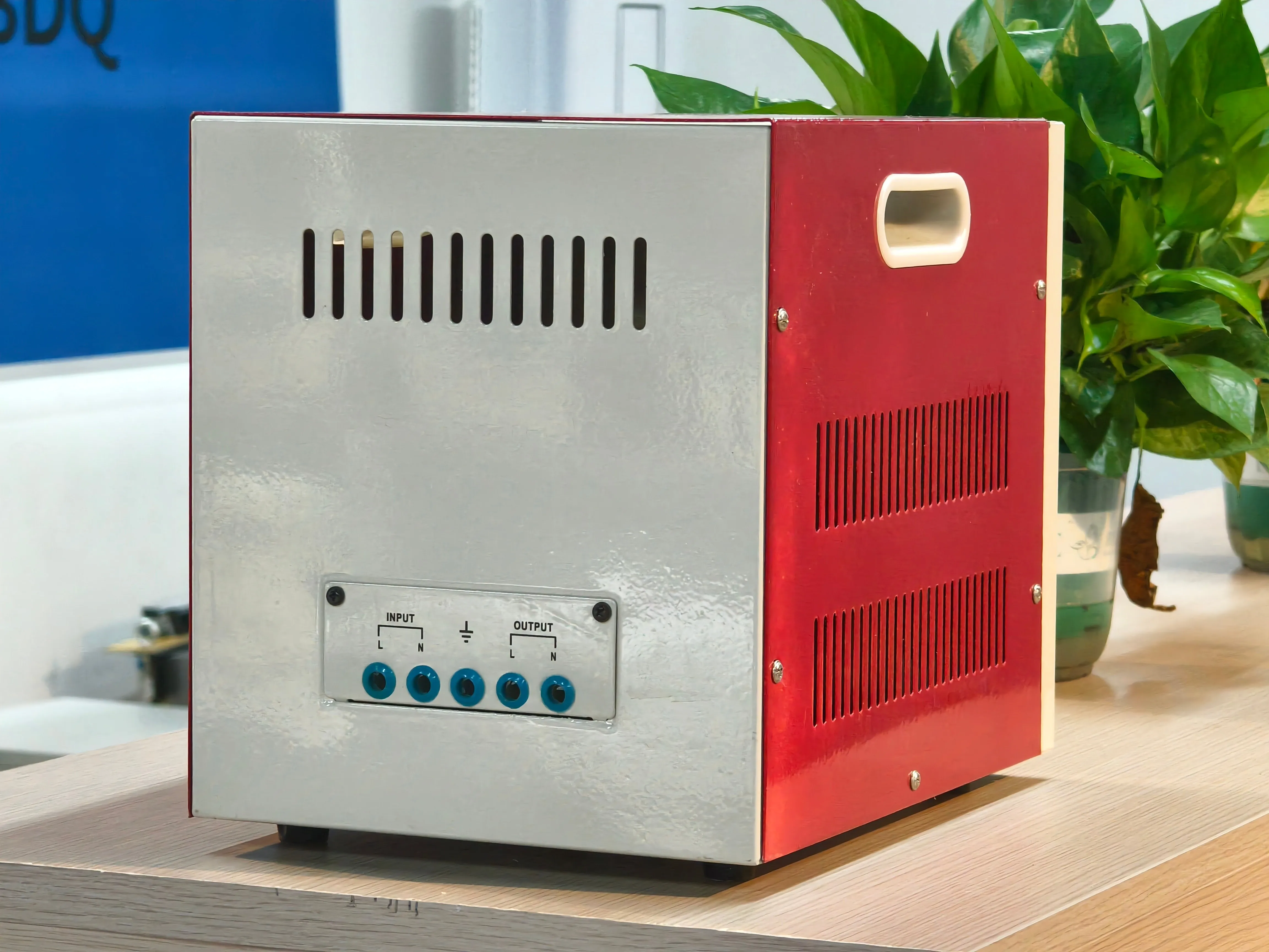 مرحلة واحدة 120 فولت 220 فولت 230 فولت Svc 5kva 10 Kw 10kva 15kva 20kva محرك سيرفو نحاسي منظم جهد كهربائي أوتوماتيكي مثبت