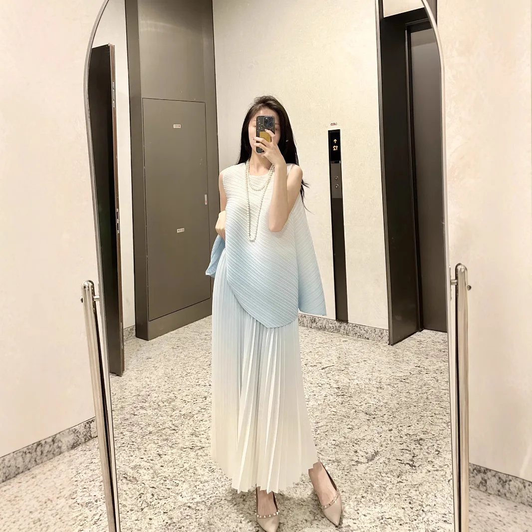 

Miyake Sleeveless Round Neck Top + High Waist Pleated Gradient Colour Half-body Skirt 2 Piece Set 2025 Summer New Women's Suit