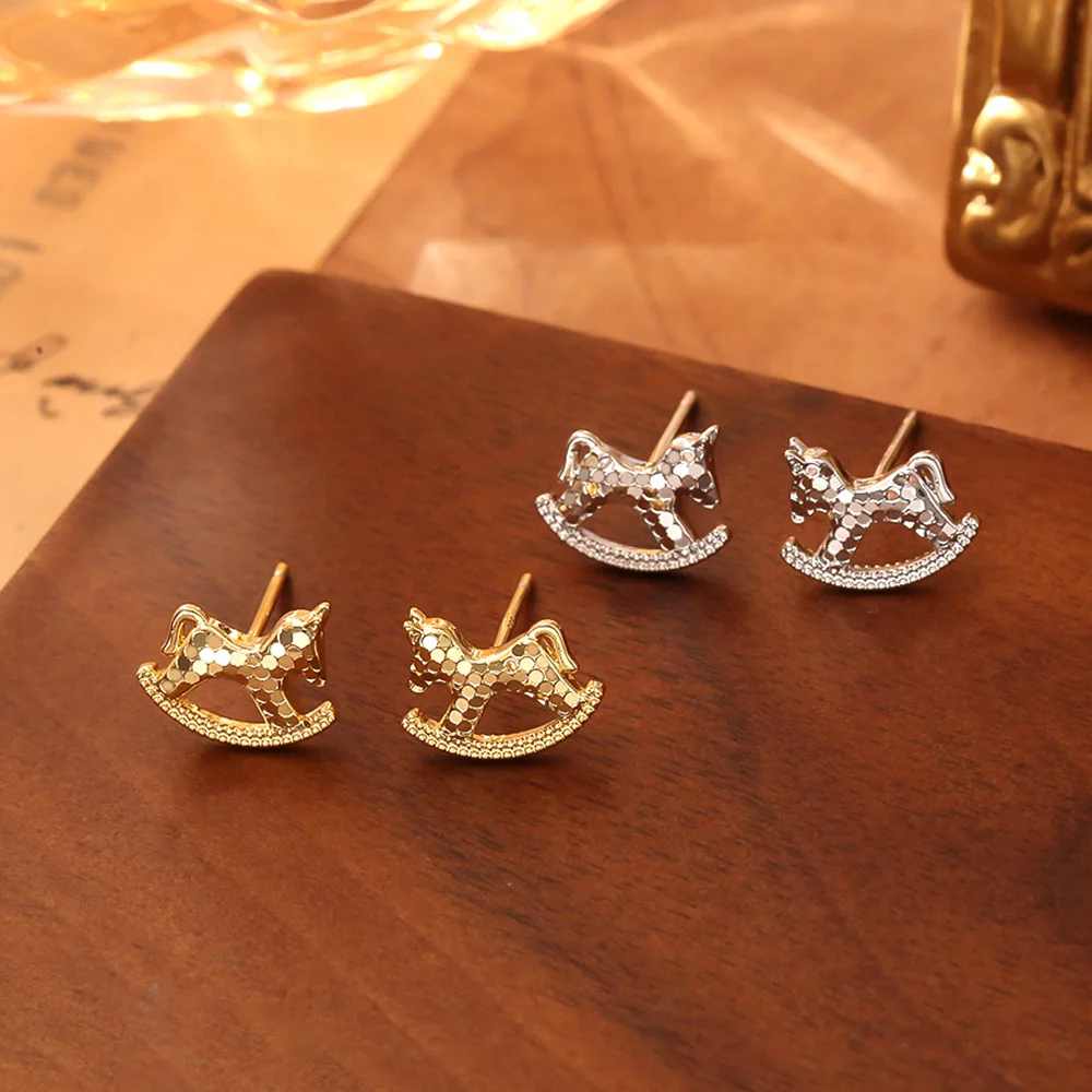 

Fashionable and Exquisite Crushed Ice Pony Earrings Light Luxurious High-end Earrings Niche Design Versatile Earrings