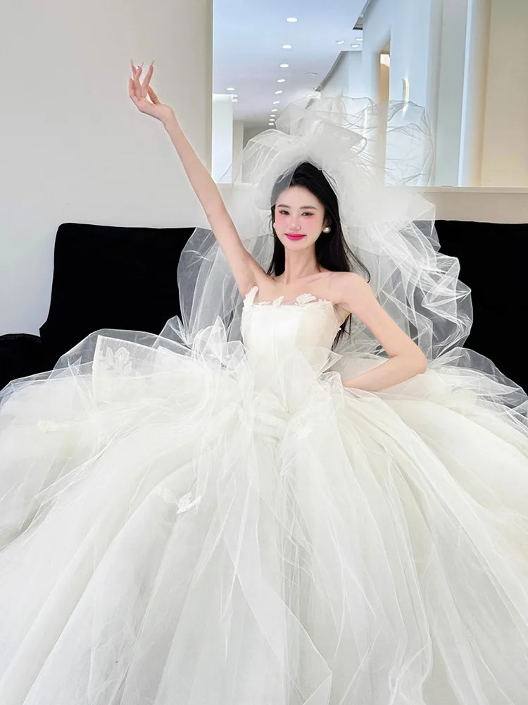 A new strapless light dress with main chiffon feel simple and large-sized for people