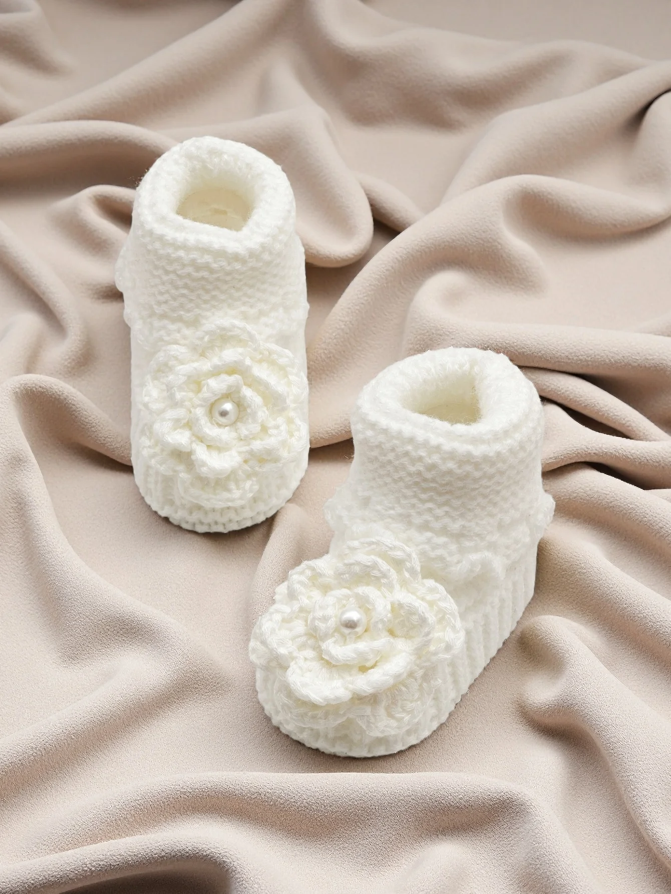 زوج واحد من أحذية الأطفال المصنوعة يدويًا من الكروشيه مع زهرة بيضاء، أحذية لحديثي الولادة منسوجة ناعمة بتفاصيل لؤلؤية #3