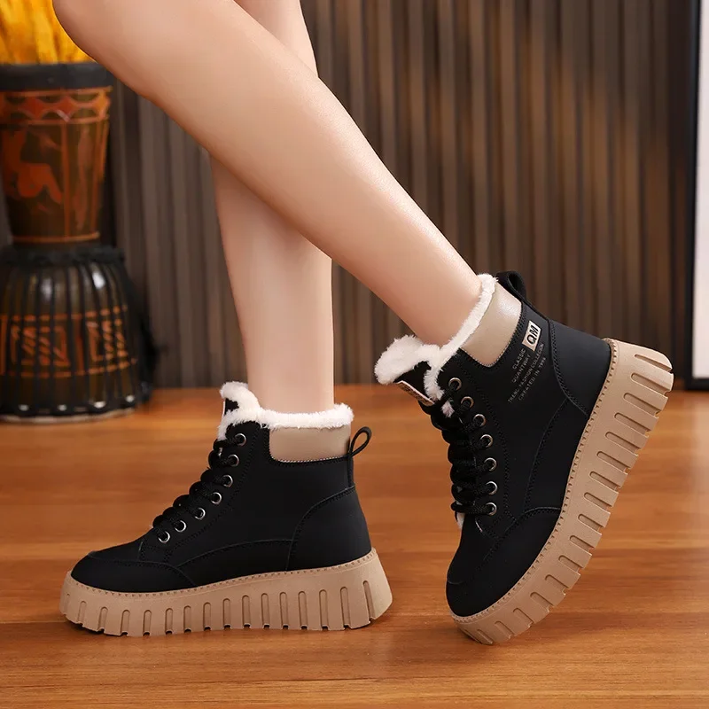 2024 Winter New High Top Plus Fleece Boots Women's Platform Casual Warm Boots Wygodne sznurowane buty śniegowe Obuwie damskie