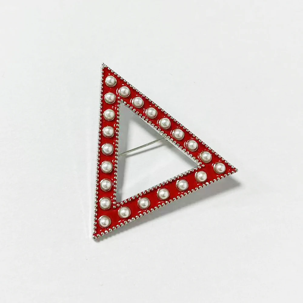 بروش لؤلؤي على شكل مثلث أحمر من شركة دلتا الأخوات