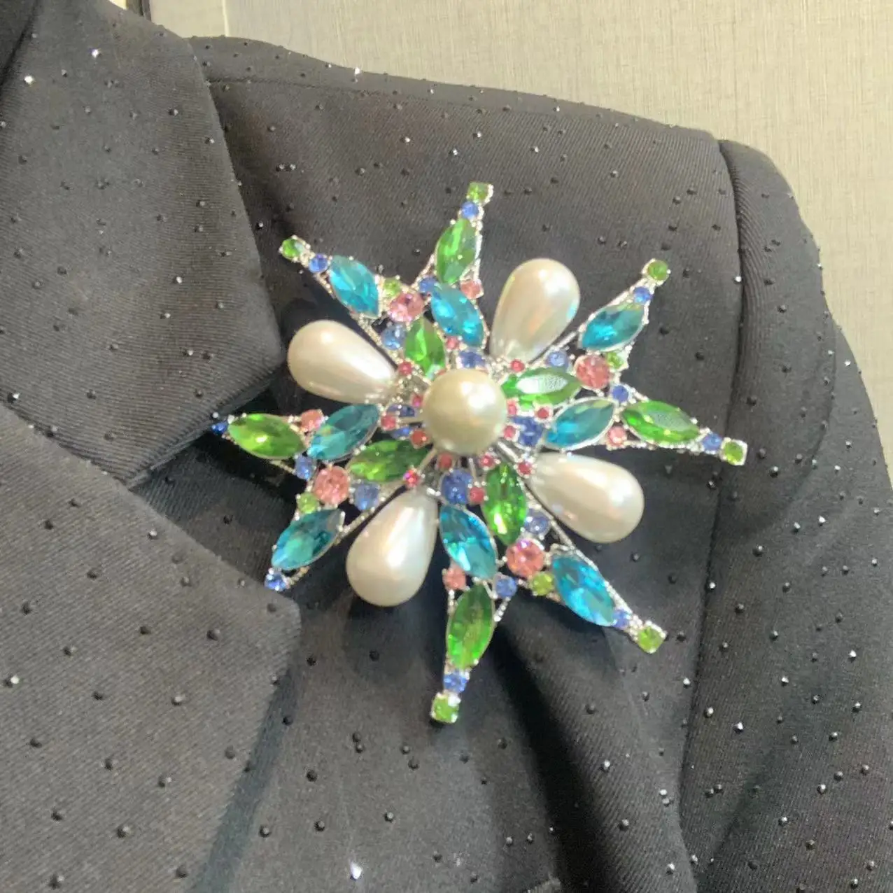 High-end Luxury Rotating Snowflake Brooch Shining Crystal Lapel Pin Suit Elegant Versatile