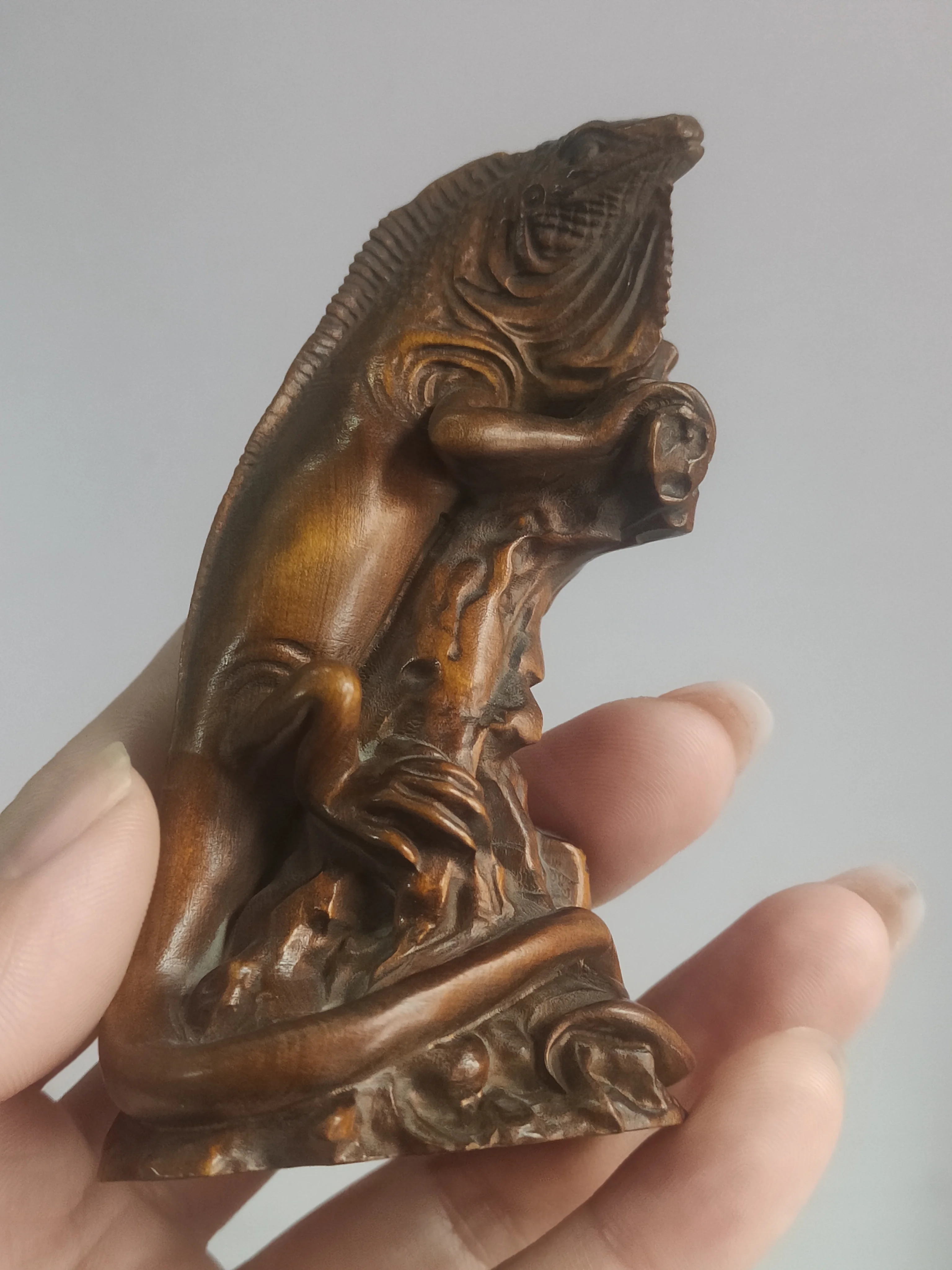 Chinese natural boxwood solid wood carving lizard desk decoration home decoration to attract billions of fortune decoration