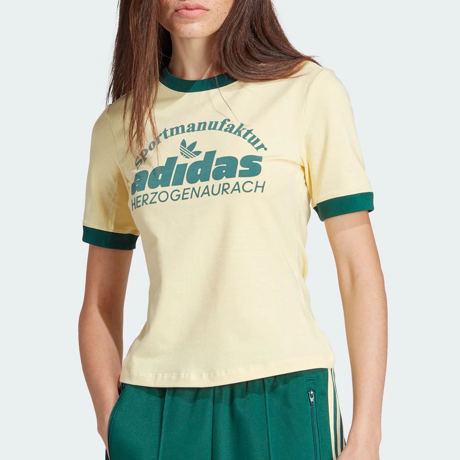 

Оригинальная женская спортивная футболка Adidas с коротким рукавом и принтом клевера, модель IT9868